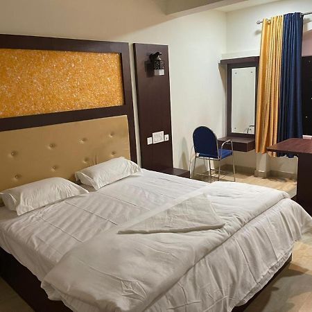 ホテル Bassac Residency Changanācheri エクステリア 写真